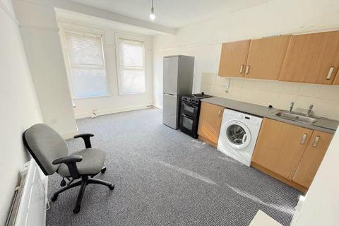 1 bedroom flat for sale, Carlton Avenue, Westcliff-on-Sea SS0