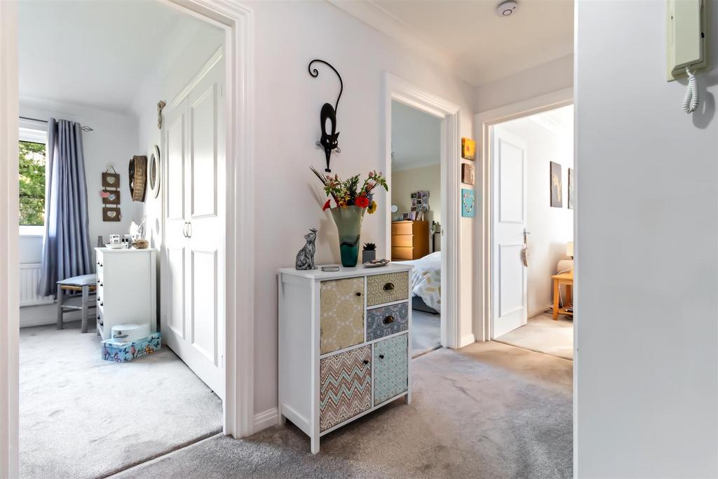 5 Camargue Court-005.jpg