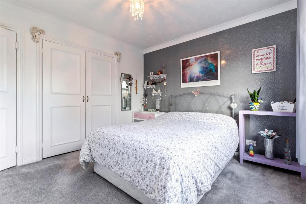 5 Camargue Court-002.jpg