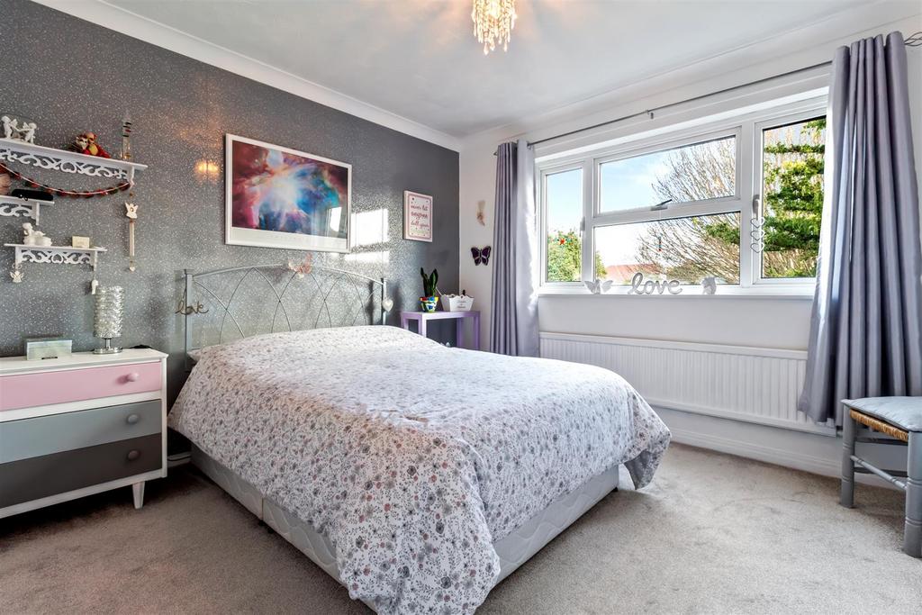 5 Camargue Court-001.jpg