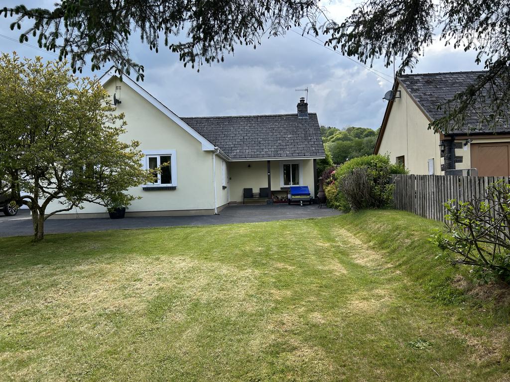 Front garden (first image)