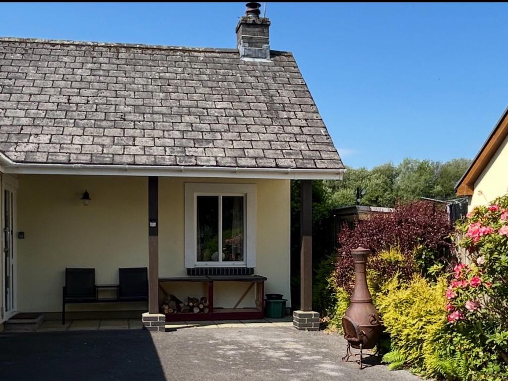 Front garden (third image)