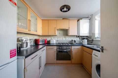 2 bedroom house to rent, Gerards Close Surrey Quays SE16