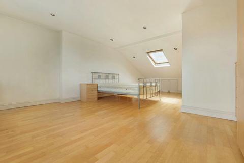 4 bedroom terraced house to rent, Dalyell Road, SW9