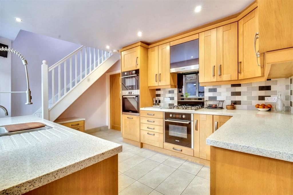 Kitchen 2.jpeg