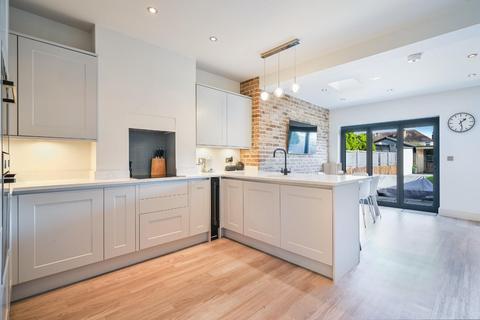 223 Stoneleigh Avenue, Worcester Park, KT4 8YB