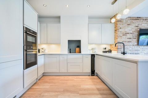 223 Stoneleigh Avenue, Worcester Park, KT4 8YB