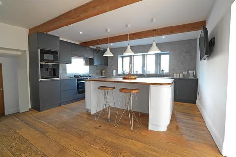 12 Cross Hill, Greetland, Halifax, HX4 8JU