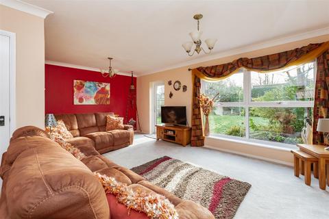 3 Manor Forstal, New Ash Green, Longfield, DA3 8JG