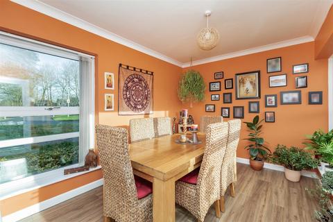 3 Manor Forstal, New Ash Green, Longfield, DA3 8JG