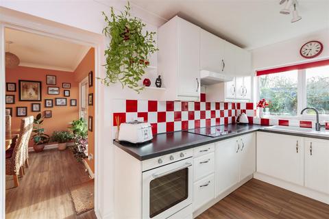 3 Manor Forstal, New Ash Green, Longfield, DA3 8JG