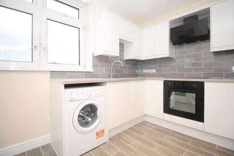 2 bedroom flat to rent, Ballinger Point, Bromley High Street, London