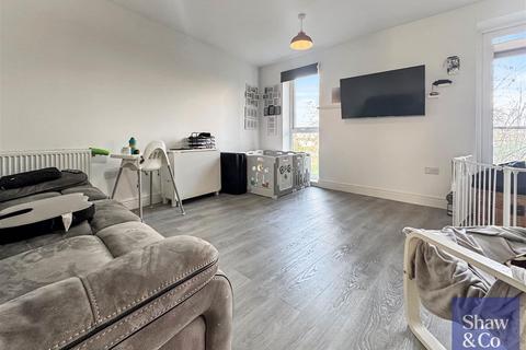 2 bedroom flat for sale, Hunting Place, Hounslow TW5