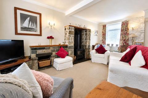 3 bedroom terraced house for sale, 8 Church Place, Pwllheli