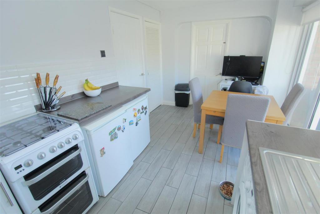Kitchen2.JPG