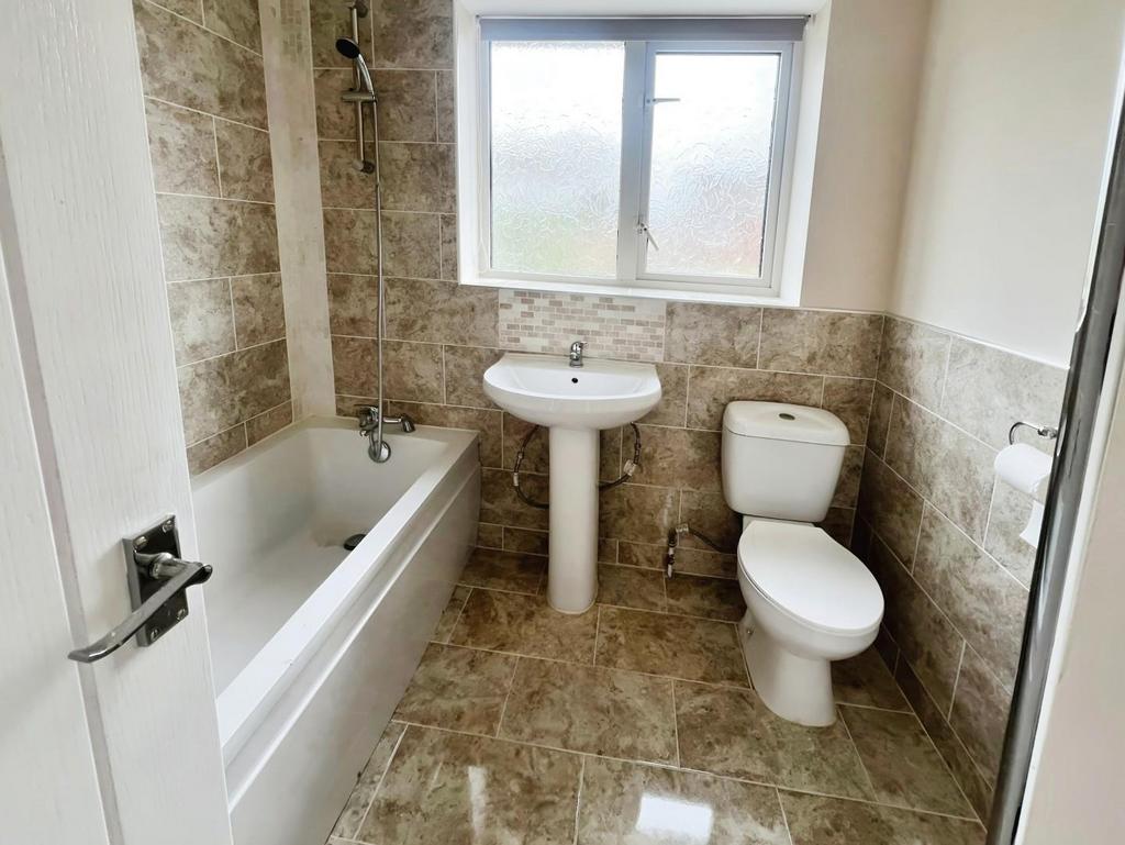 B7243d5d-bathroom 201.jpg