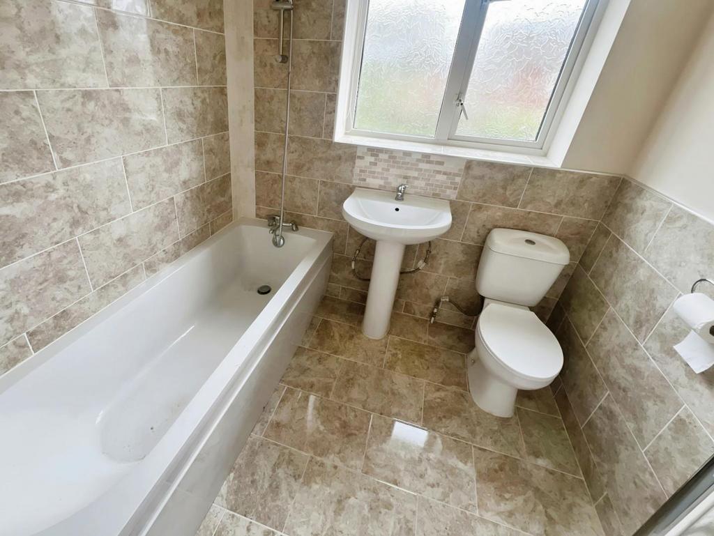 A7025965-bathroom 202.jpg