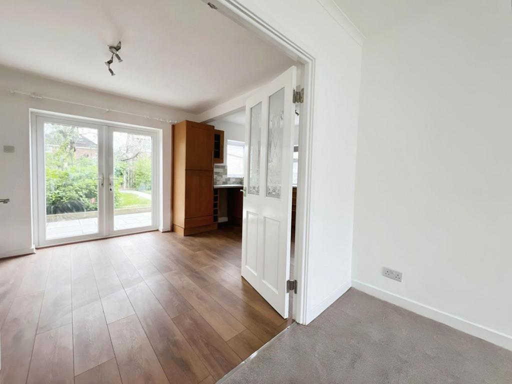 Ae387513-doors 20leading 20into 20kicthen.jpg