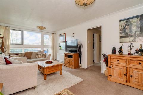 2 bedroom flat for sale, Hawthorn Close, Horsham