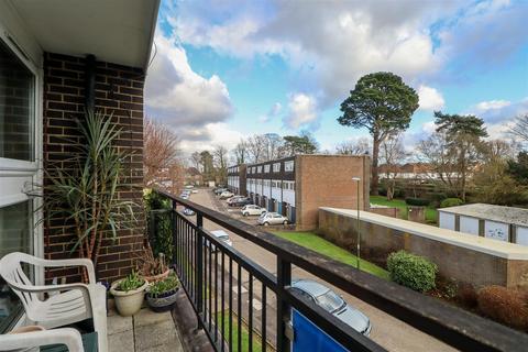 2 bedroom flat for sale, Hawthorn Close, Horsham