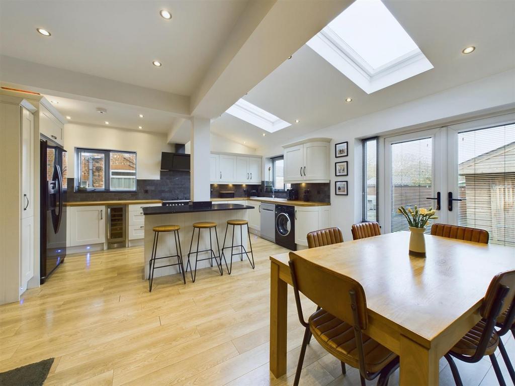 Open plan kitchen/diner: