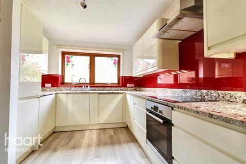 3 bedroom semi-detached house for sale, Aylesbury Close, Norwich