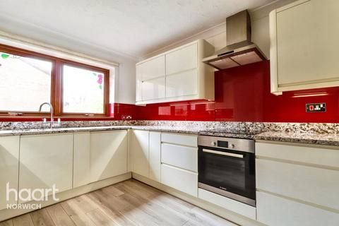 3 bedroom semi-detached house for sale, Aylesbury Close, Norwich