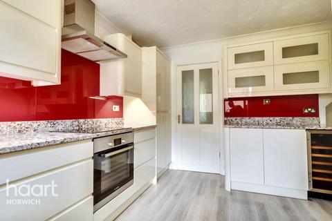 3 bedroom semi-detached house for sale, Aylesbury Close, Norwich