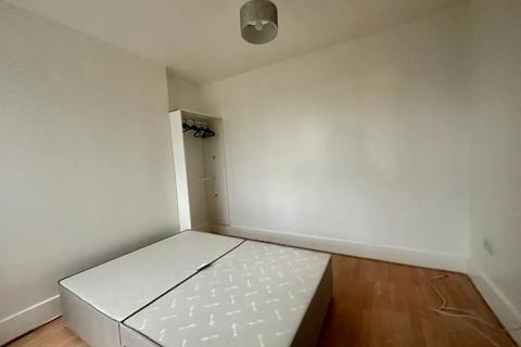 Studio to rent, Southampton Way, London SE5