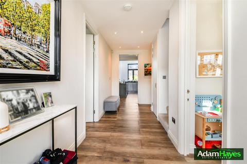 151 Abbots Gardens, London, N2 0JJ