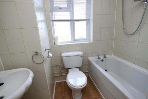 2 bedroom flat to rent, Watling Court, High Street North, Dunstable, Bedfordshire. LU6 1DB