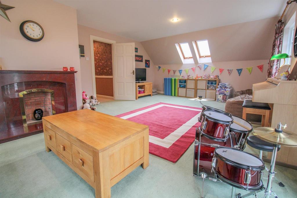 FAMILY ROOM.jpg