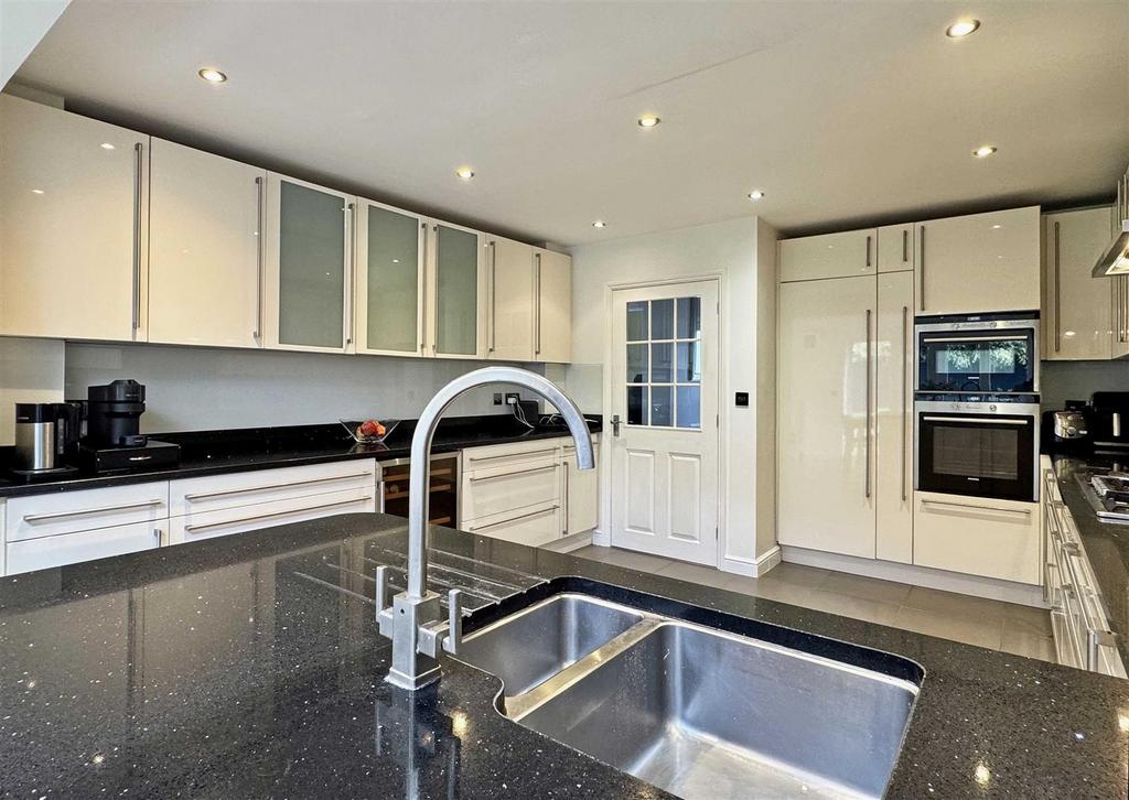 Kitchen e.jpg