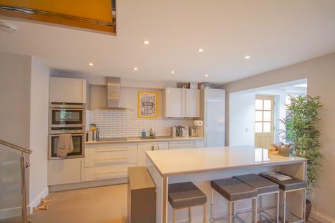 Les Papillons Castle Hill, Lostwithiel, PL22 0DE