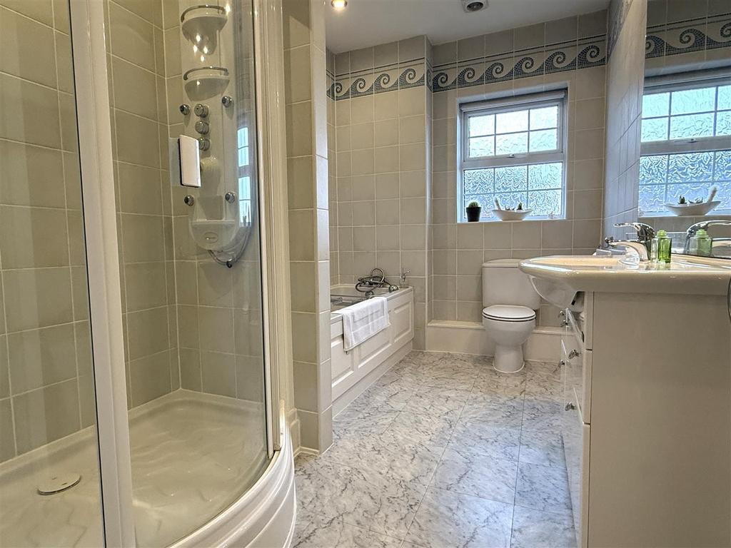 En suite bathroom/wc