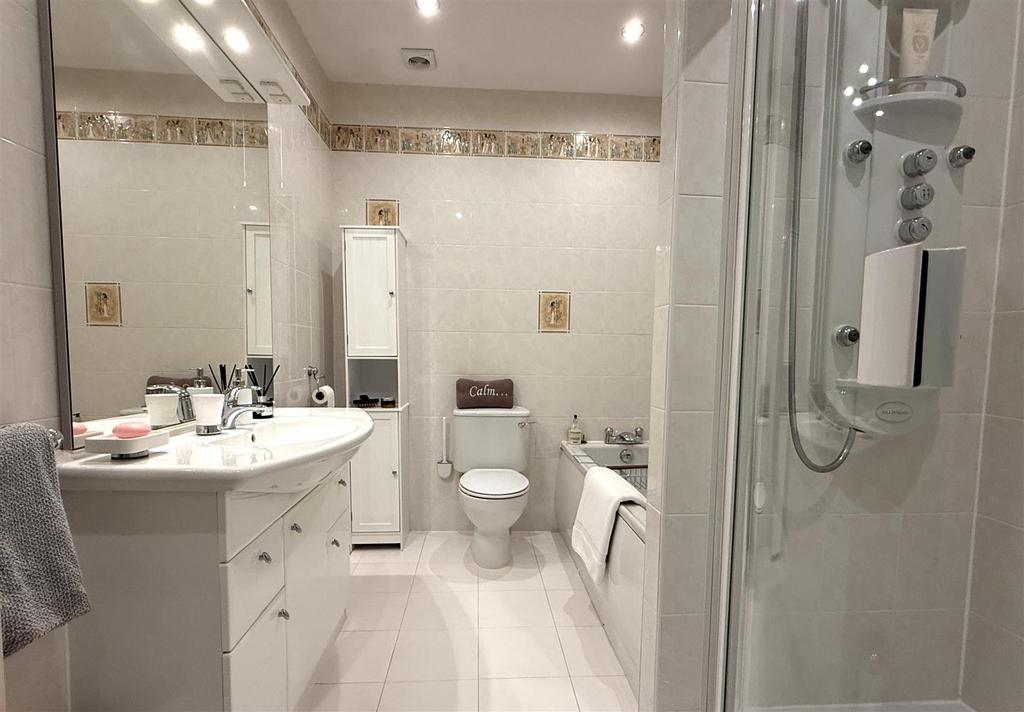 En suite bathroom/wc