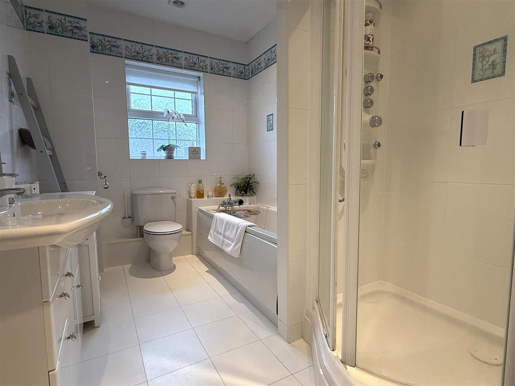 En suite bathroom/wc