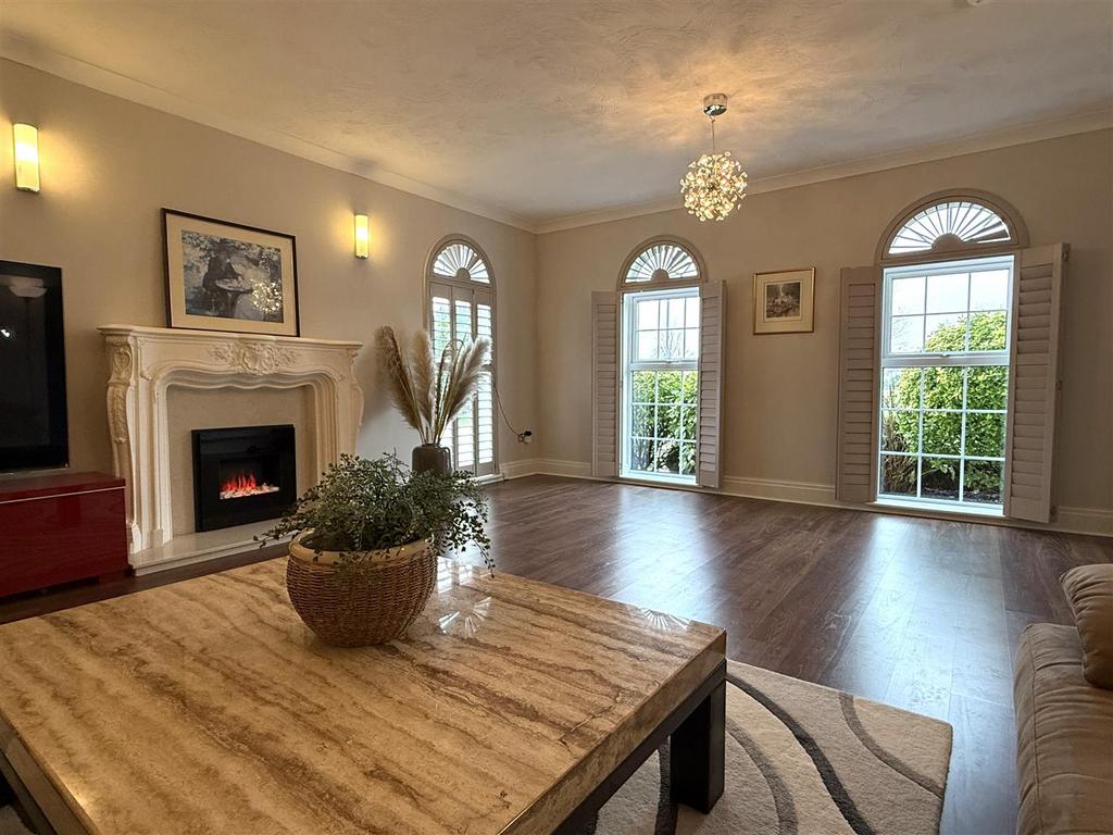 Sitting/games room