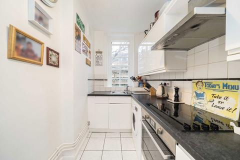 3 bedroom flat for sale, Vicarage Crescent, London SW11