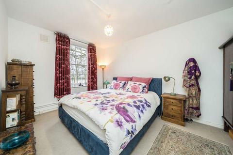 3 bedroom flat for sale, Vicarage Crescent, London SW11