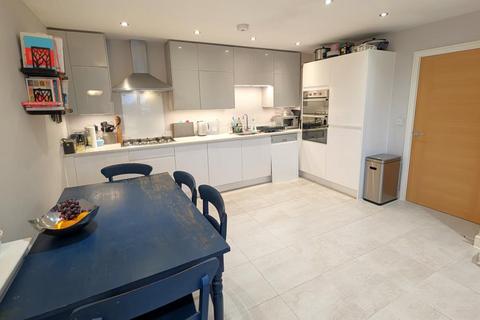 3 bedroom flat to rent, 47 Jelley Way, Woking GU22