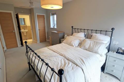3 bedroom flat to rent, 47 Jelley Way, Woking GU22