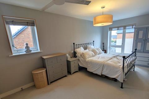 3 bedroom flat to rent, 47 Jelley Way, Woking GU22