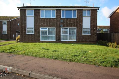 2 bedroom flat to rent, Hampton Close, Stevenage SG2 8SP