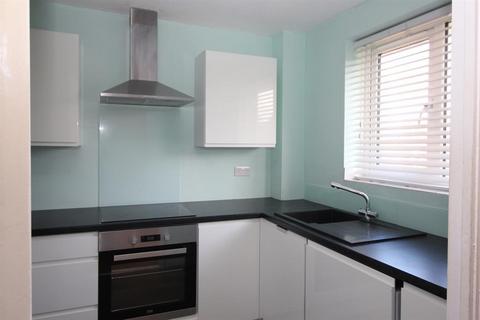 2 bedroom flat to rent, Hampton Close, Stevenage SG2 8SP