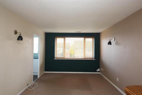 2 bedroom flat to rent, Hampton Close, Stevenage SG2 8SP