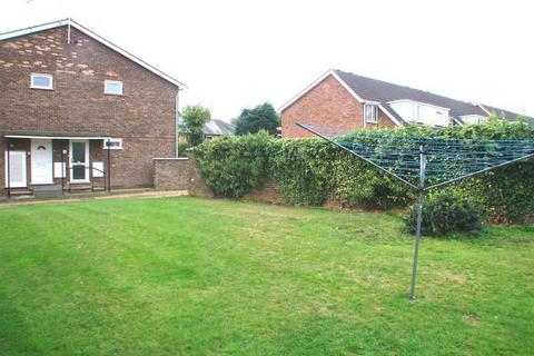 2 bedroom flat to rent, Hampton Close, Stevenage SG2 8SP