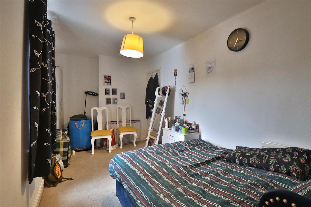 Bedroom 1 3.JPG