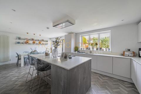 10 Uphill Grove, London, NW7 4NJ
