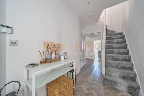 10 Uphill Grove, London, NW7 4NJ